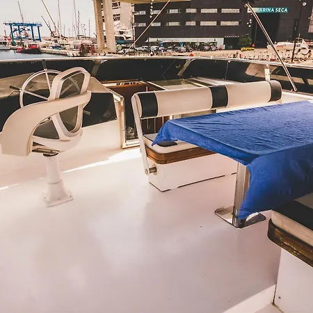 Motor Yacht Boatel Botel *