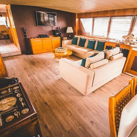 Botel Motor Yacht Boatel