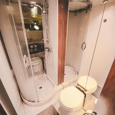 Botel Motor Yacht Boatel *